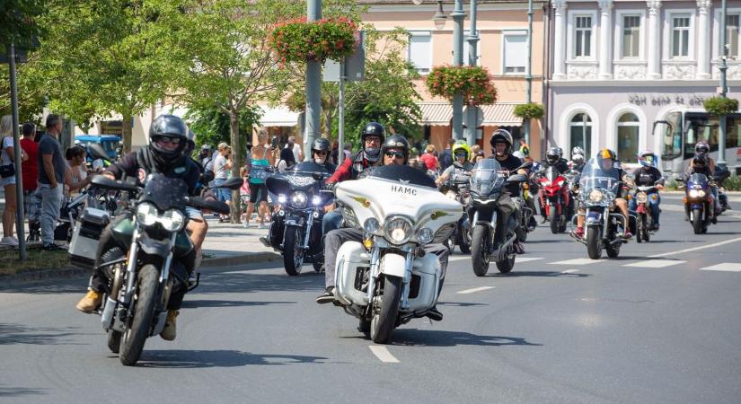 Bevették Sárvárt a motorosok a XXII. Vármeeting Nemzetközi Motoros és Rockfesztiválon - fotók