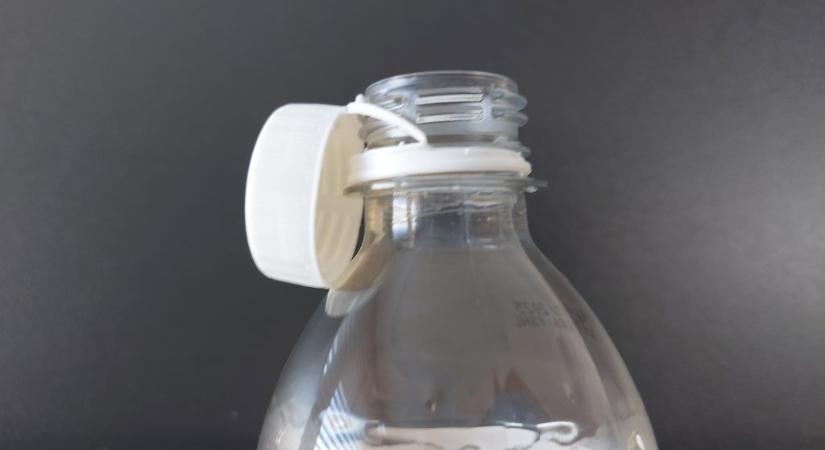 Ezzel a trükkel sokkal egyszerűbb inni a rögzített kupakos palackokból