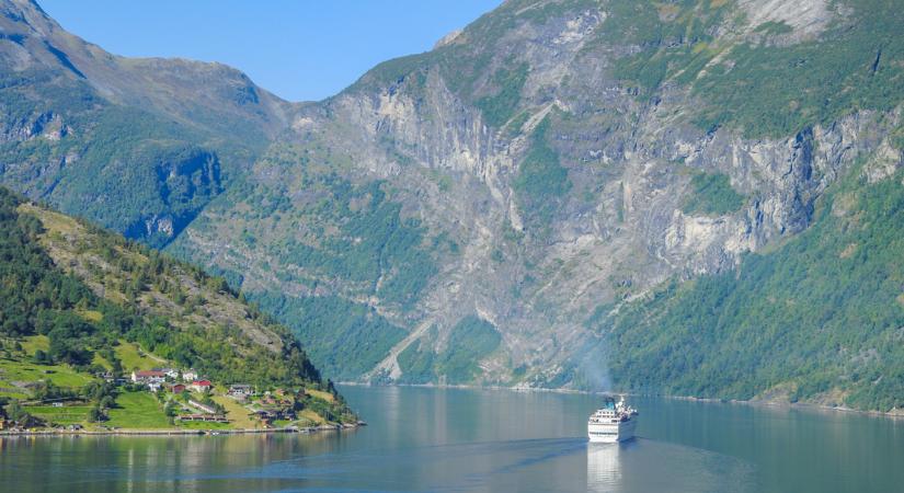 Pusztító szökőárral fenyeget egy omló hegyoldal egy meseszép norvég fjordban