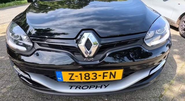 Vajon tudja a 250 km/órát ez a 10 éves Renault? Íme a videó!