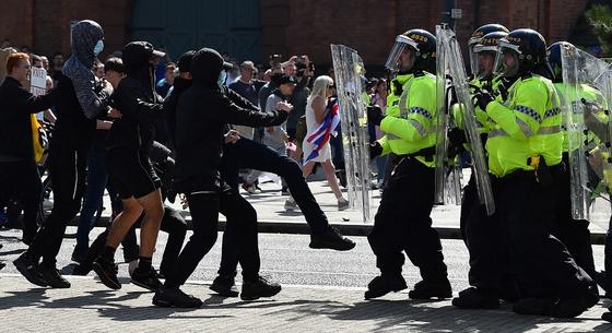 Több brit városban is erőszakos zavargásokba torkolltak a southporti késelés miatt szervezett tüntetések