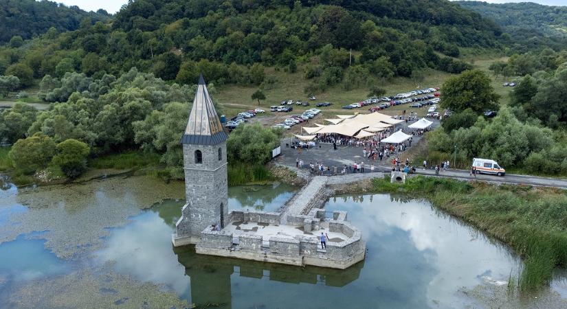 Felszentelték a kommunizmusban elárasztott Bözödújfalu újjáépített templomát Erdélyben