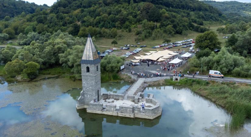 Felszentelték a kommunizmusban elárasztott Bözödújfalu újjáépített templomát