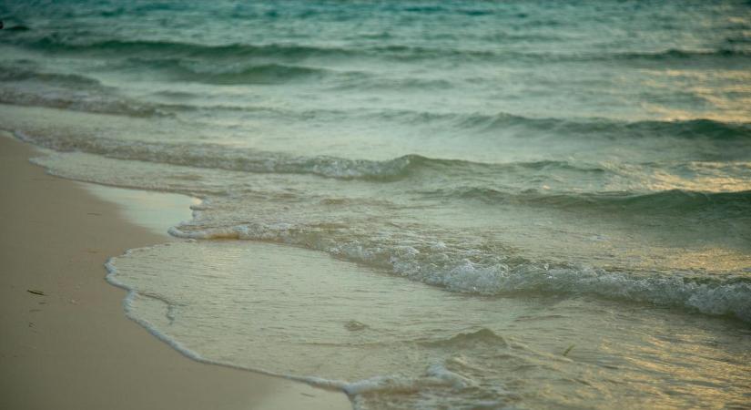 Pánik a strandon: villám csapott a fürdőzőkbe, egy nőt újra kellett éleszteni