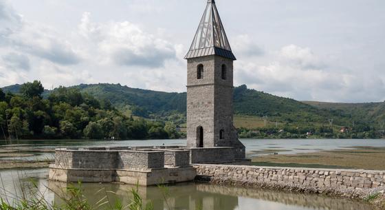Elkészült a romániai falurombolásokat jelképező, elárasztott Bözödújfalu újjáépített temploma Erdélyben