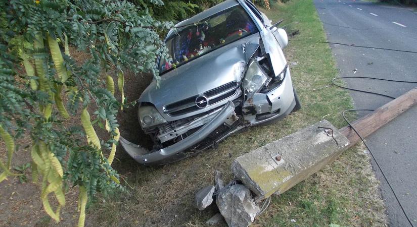 Villanyoszlopnak csapódott egy személygépkocsi Székkutason