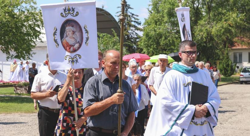 Végső helyére vitték Szent Hedvig csontereklyéjét – GALÉRIA