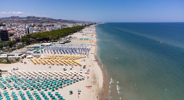 Becsapott a villám egy zsúfoltságig teli strandba