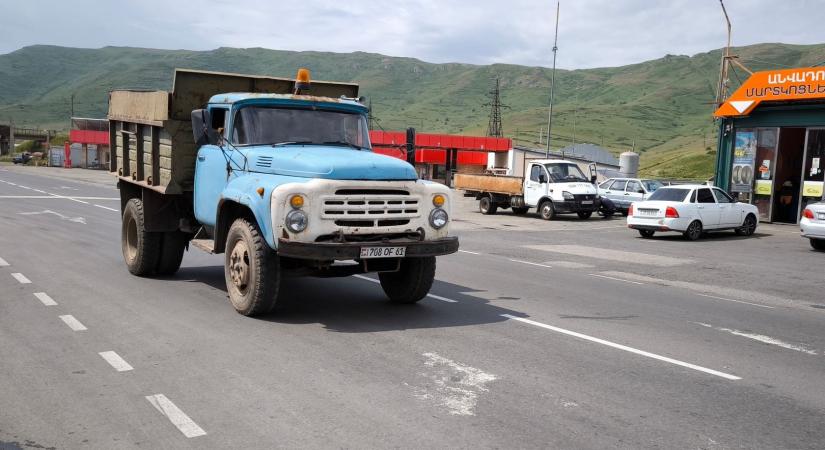 ZiL-ek, Maybachok, UAZ-ok, Ferrarik kedélyes káosza: Örményország autóbuzi szemmel