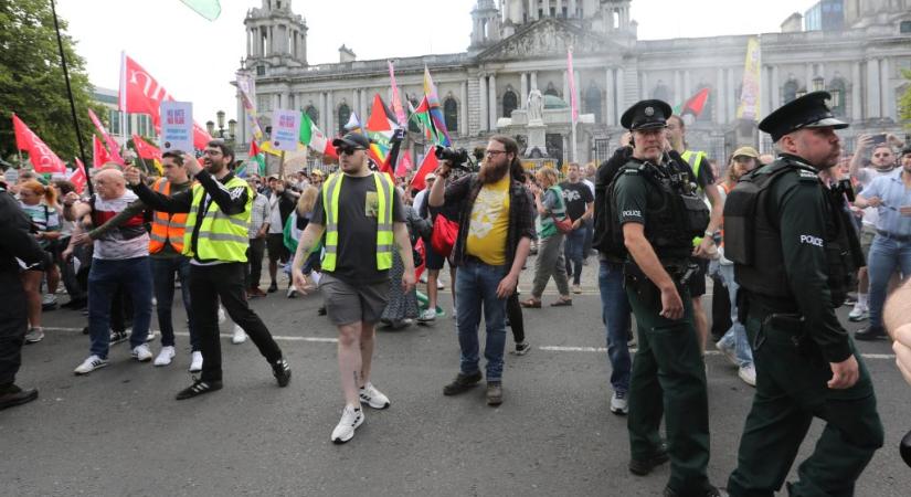 Több mint kilencven embert fogtak el az erőszakos tüntetéseken Nagy-Britanniában