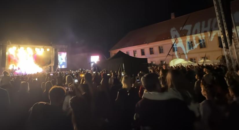 TRAGÉDIA: Meghalt egy férfi a komáromi Azahriah-koncerten