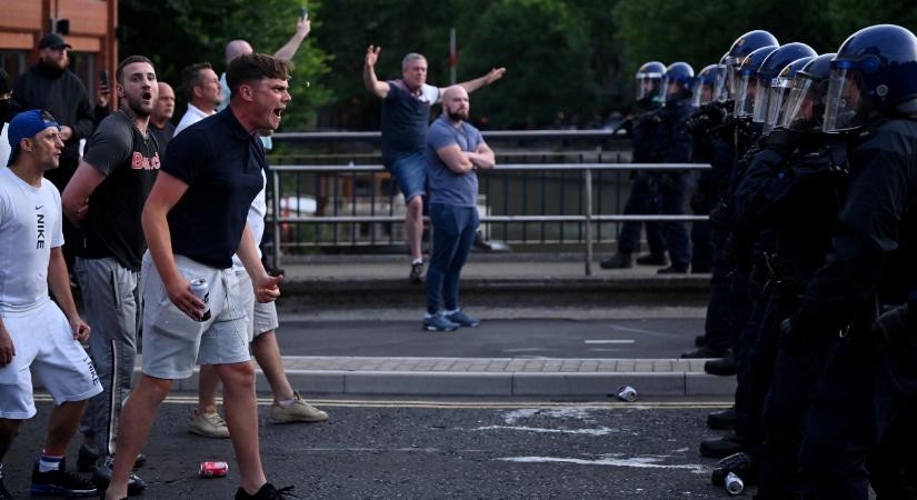 Liverpooltól Belfastig erőszakba torkolltak az elmúlt napok szélsőjobboldali tüntetései az Egyesült Királyságban