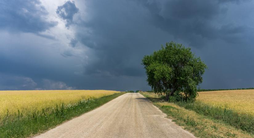 Kiadták a figyelmeztetést: délután érkezik a zivatar, jégeső is jöhet