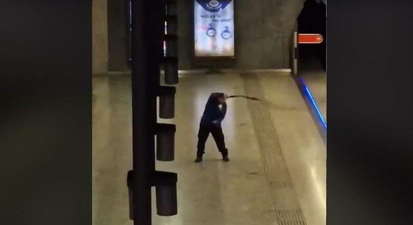 Valaki karikás ostorral durrogtatott a 4-es metró egyik állomásán  videó