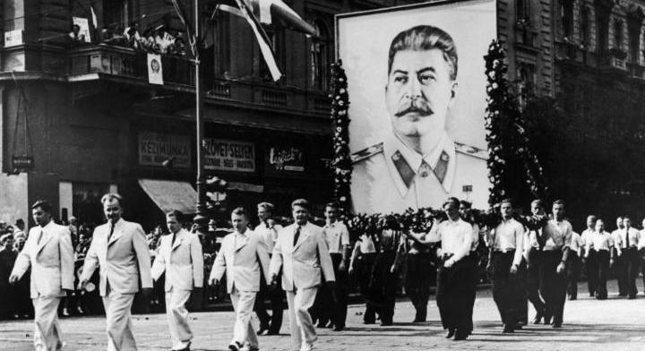 Így ünnepelte a legvidámabb barakk dolgozó népe Sztálin 70. születésnapját