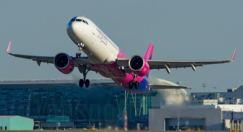 Óriási bírságot kapott a Wizz Air, mert drágább szolgáltatási csomagok irányába terelte az utasokat