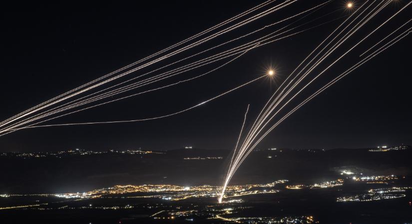 Videón, ahogy több tucat rakétával támadja a Hezbollah Izraelt, durva eszkaláció jöhet