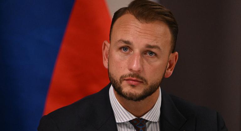 Észre sem vette a szlovák belügyminiszter, hogy fegyvert szegeztek rá