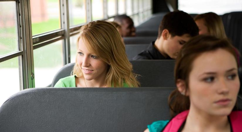 Buszbérlettel is segítik az iskolásokat szeptembertől