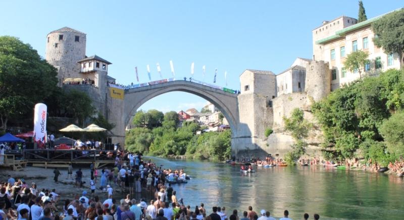 Rettenthetetlen műugrók és a hőségriadóval dacoló turisták ezrei emlékeztek meg a mostari híd újjáépítésének huszadik évfordulójáról