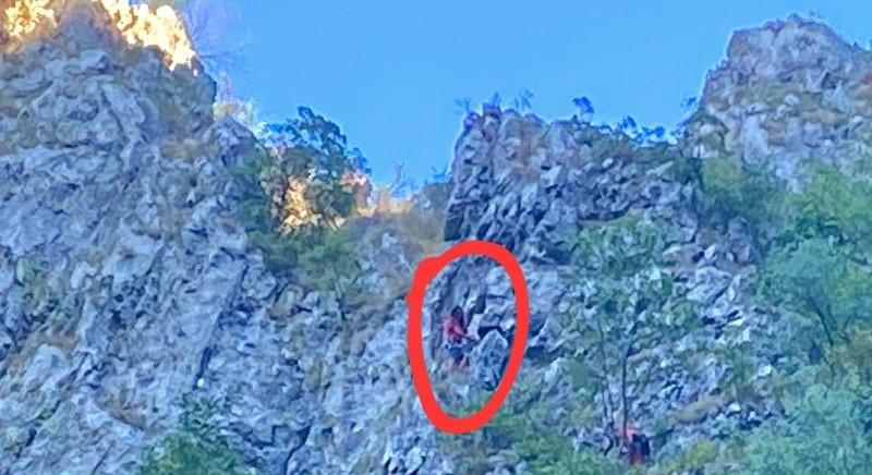 Egy nap alatt 43 embernek segítettek a hegyimentők – egy sziklafalon elakadt turistának is