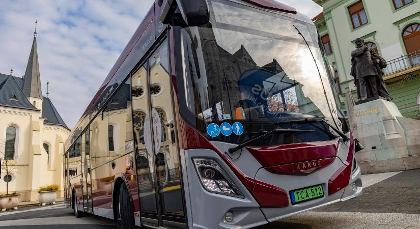 A veszprémi helyi közlekedésben áll forgalomba Magyarország első elektromos csuklós autóbusza