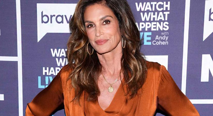 Az 58 éves Cindy Crawford imádja ezt a nőies trendet: így viseli kedvencét, a selymet