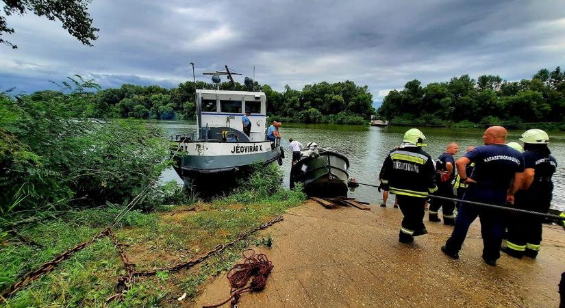 A Neptunosok is mentettek a felborult hajónál szombaton – fotók, videó!