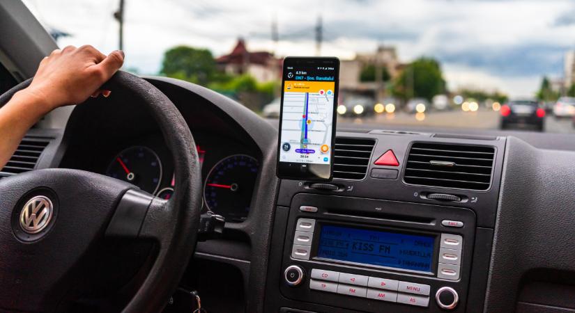 Hadat üzent a rendőrség a Waze-t használó autósoknak: új stratégiát vezettek be az utakon