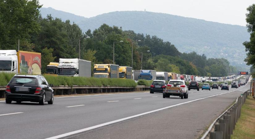 Már több mint 7 kilométeres a dugó az M1-esen