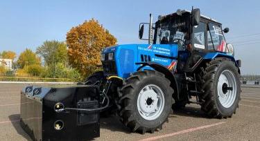 MMZ földgázüzemű motort tesztelnek Belarus-1221 traktorban