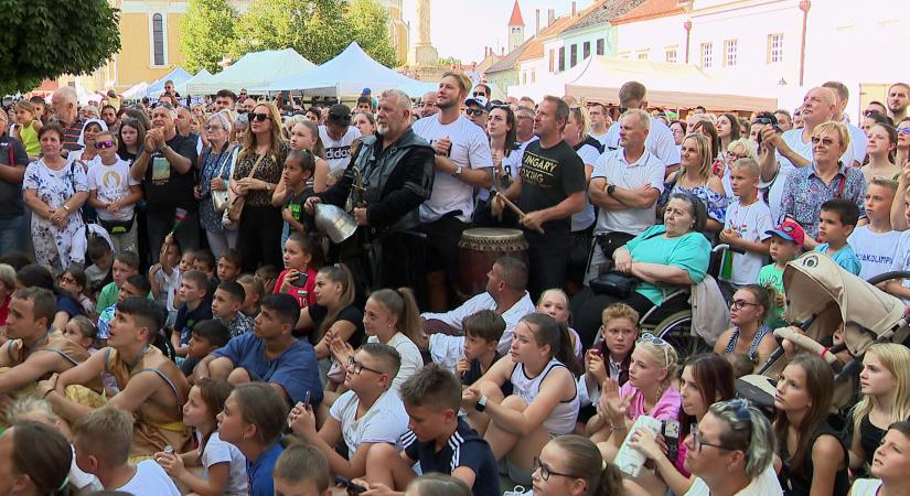 Tömegek biztatták Hámori Lucát szülővárosában Kőszegen  videó