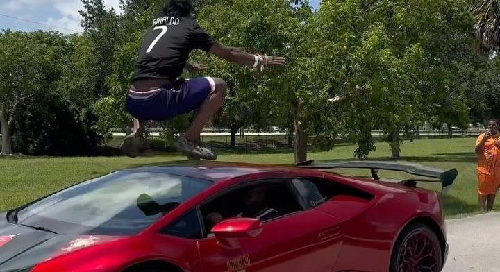Nem hiszik el a Budapestet is felforgató youtubernek, hogy átugrott egy száguldó Lamborghinit