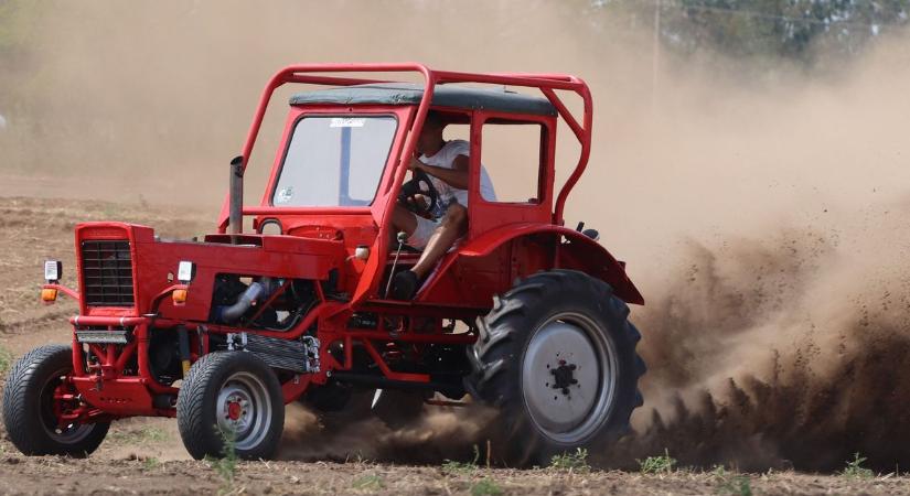 Kis és nagy traktorok versenyeztek Tiszaalpár határában – galériával, videóval