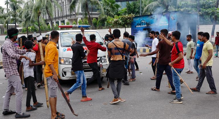 Legalább 25-en meghaltak a bangladesi véres diáktüntetésekben