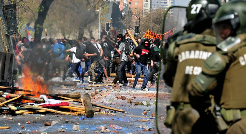 2011. augusztus 4.: A tüntetők összecsapnak a biztonsági erőkkel Chilében