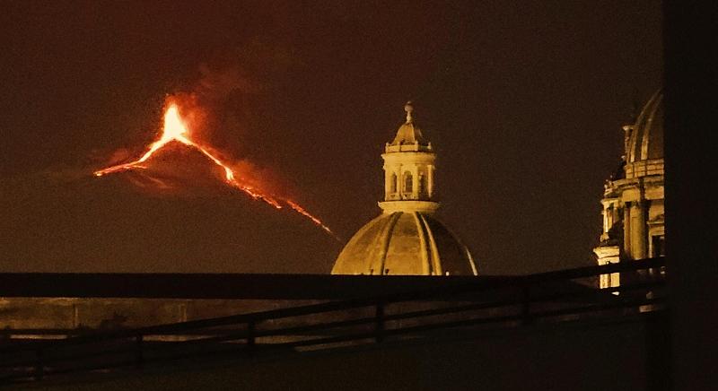 Kitört az Etna, korlátozást vezetett be a cataniai repülőtér