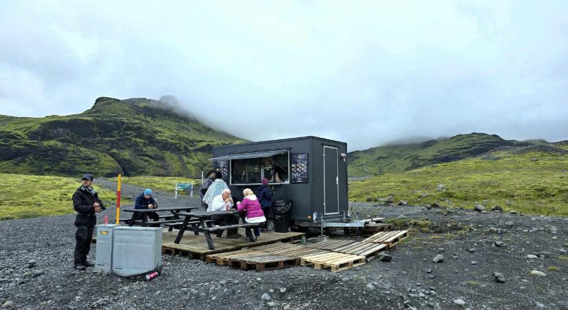 5600 forintért vesztegetik a sajtos-tejfölöst a Sólheimajökull gleccseren, a világ legegzotikusabb lángossütőjében