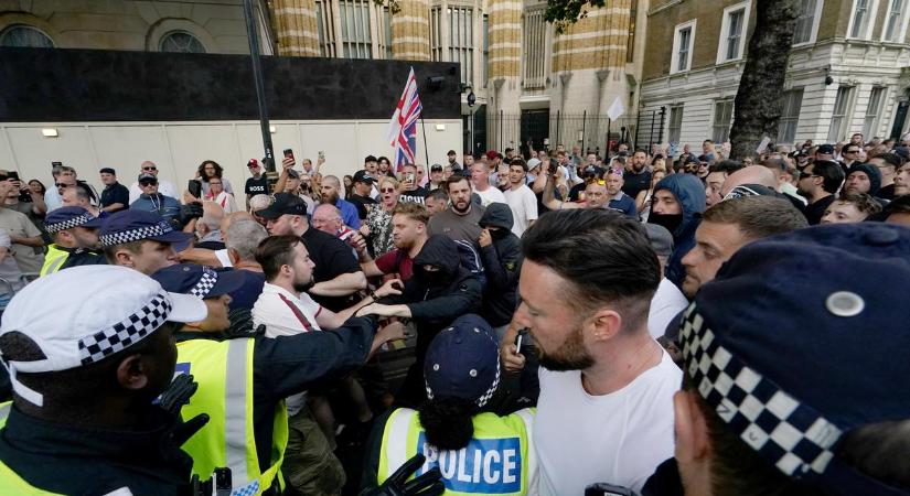 Egyre durvul a helyzet az Egyesült Királyságban: betörtek egy vendégmunkások által lakott szállóba a tüntetők