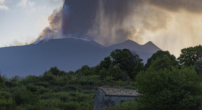 Füstöt és lávát kezdett lövellni: videón, ahogy megint kitör az Etna