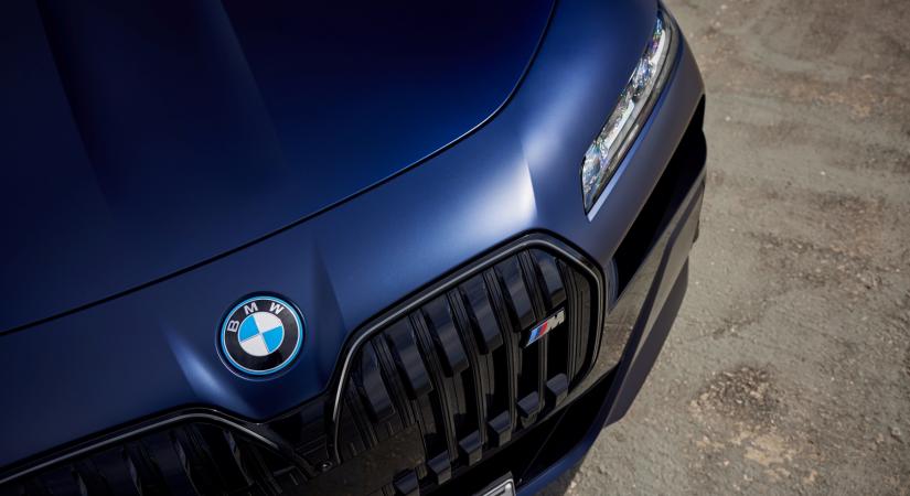 70 milliós BMW-t kapott a sztárfocista, de nem vezetheti
