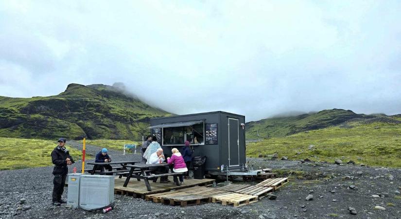 Már ott is? 5600 forintért mérik a lángost egy izlandi gleccser tetején - fotók