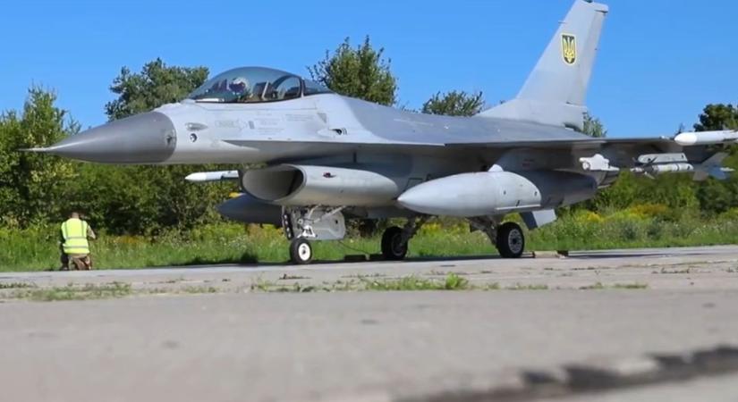 Zelenszkij: Ukrajna megkapta első F-16-os vadászgépeket