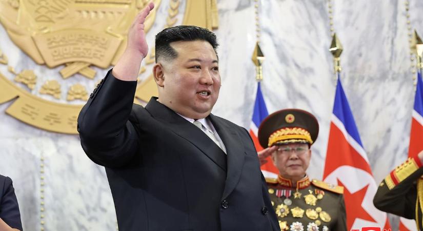 Videón, ahogy Kim Dzsong Un csónakja veszélybe kerül, az észak-koreai diktátor csak a frizuráját féltette - videó