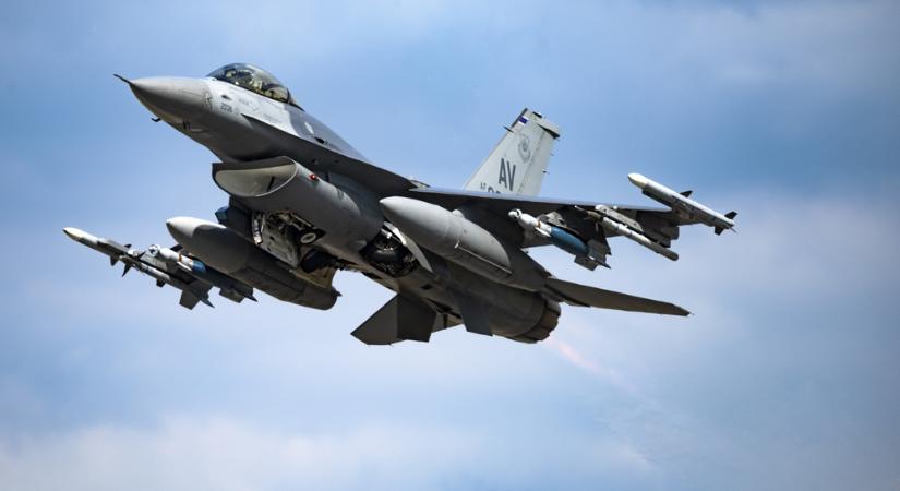 Megérkeztek az első F-16-osok Ukrajnába