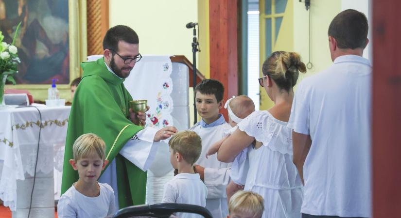 Nagy szeretettel köszöntötték a szentmihályiak új plébánosukat – GALÉRIA