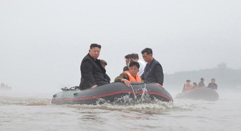 Nem akármilyen ütközés érte Kim Dzsongun csónakját