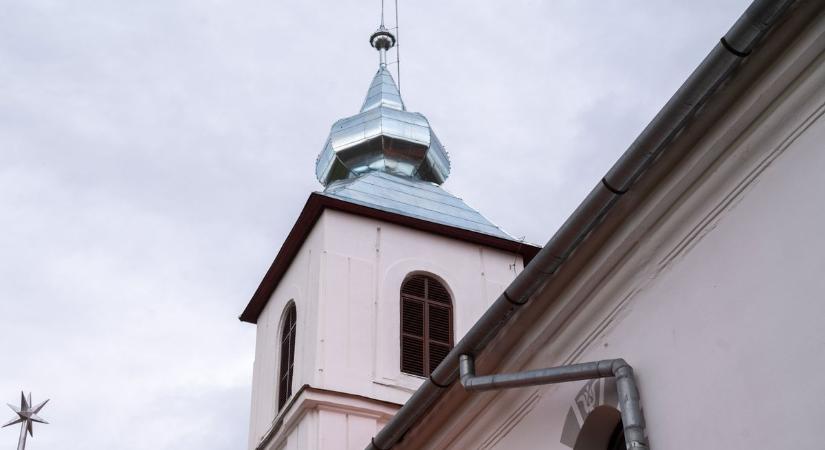 A helyi templom tornyának egy részét ellopta és eladta a tiszaburai fiatal és társa