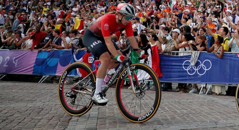 Vas Kata Blanka óriási verseny végén, célfotóval negyedik a női kerékpárosoknál