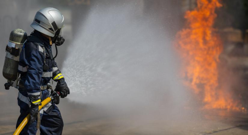 Most érkezett a Katasztrófavédelem bejelentése: hatalmas területen lángol Budapest